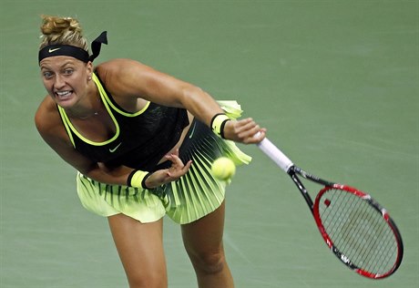 Petra Kvitova podává bhem osmifinále s Nmkou Kerberovou na US Open.