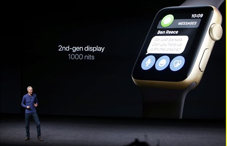 Jeff Williams popisuje Apple Watch Series 2 na konferenci v San Franciscu.