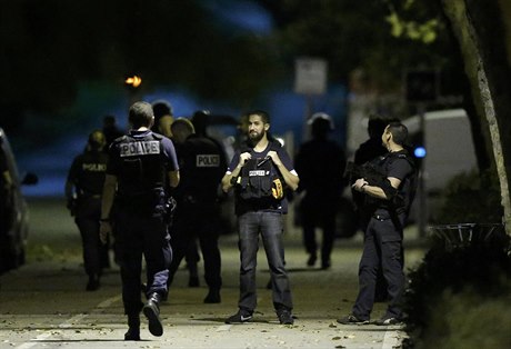 Francouzská policie pi zásahu. (Ilustraní foto)