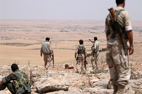 Vojáci kurdských milic stojí nad dobytým územím kolem msta Manbid, které se...