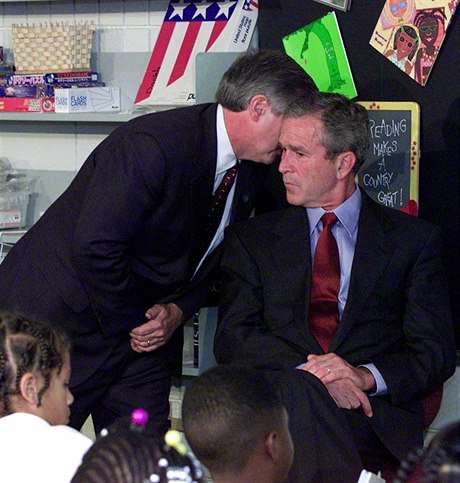 éf tábu Bílého domu Andrew Card eptá do ucha George Bushe Druhý letoun...