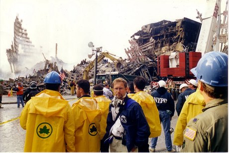 Jií Boudník ped troskami World Trade Center.