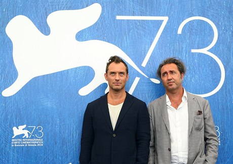 Reisér Paolo Sorrentino (vpravo) a herec Jude Law pedstavili televizní seriál...