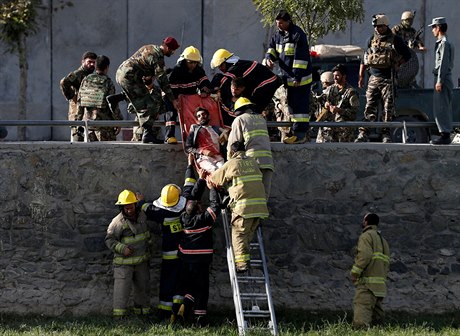 Afghántí záchranái a hasii vynáejí zranného po výbuchu v Kábulu.