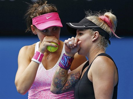 Lucie afáová a Bethanie Matteková-Sandsová.