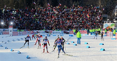 Plné tribuny Vysoina Areny pi závod smíených dvojic v Novém Mst na Morav.