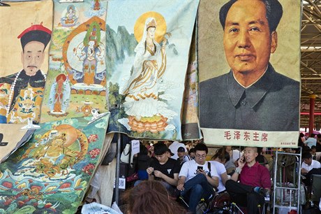 Mao Ce-tung vedle bostev a císa.