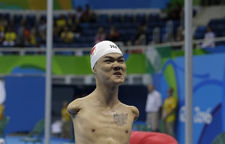 ínský plavec Zheng Tao slaví v kategorii S6 vítzství na trati 100 m znakem.