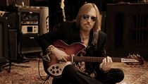 Tom Petty se svou ikonickou kytarou značky Rickenbacker. V kapele Mudcrutch... | na serveru Lidovky.cz | aktuální zprávy