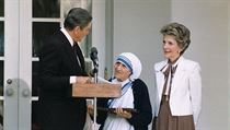 Matka Tereza (uprosted) s bvalm prezidentem USA Ronaldem Reaganem a jeho...