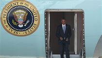 Americký prezident Barack Obama vystupuje z letadla. | na serveru Lidovky.cz | aktuální zprávy