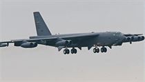Pistn strategickho bombardru B-52 na letiti Ostrava Monov v roce 2010.
