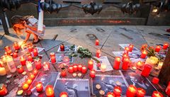 U sochy svatého Václava na Václavském námstí zazáily stovky svíek k uctní...