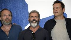 Trojice (zleva) Hugo Weaving, reisér Mel Gibson, herec Vince Vaughn.