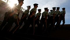 Paramilitární policisté dohlíí na poádek u námstí Tiananmen.