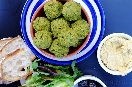 Cizrna, bylinky a orientální koení - to je falafel