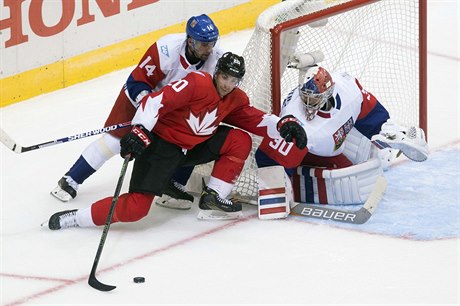 John Tavares (20) a Tomá Plekanec ped eským brankáem Michalem Neuvirthem.