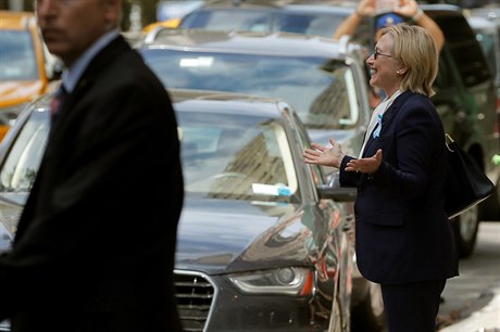 Hillary Clintonová zdraví novináe na protjí stran ulice. Poté, co se jí...
