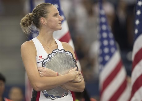 Karolína Plíková se stíbrným talíem pozoruje diváky na stadionu.