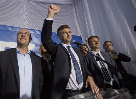 Andrej Plenkovi, lídr chorvatské konzervativní strany HDZ, zvedá pst na...