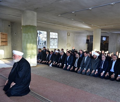 Syrský prezident Baár Asad se svými vrnými pi modlitb k píleitosti...