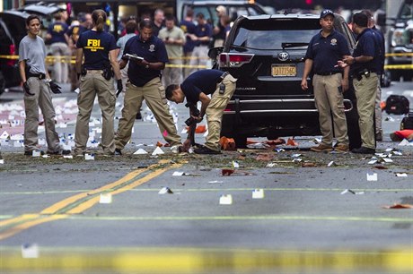 Pracovníci FBI prohledávají místo sobotní exploze na Manhattanu.