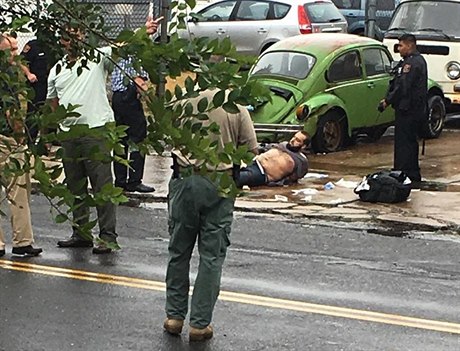 Zatení Ahmada Khana Rahamiho. Pi pestelce s policisty byl zranný.