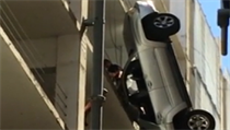 Auto přepadlo přes okraj nadzemního parkoviště | na serveru Lidovky.cz | aktuální zprávy