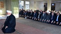 Syrsk prezident Bar Asad se svmi vrnmi pi modlitb k pleitosti...