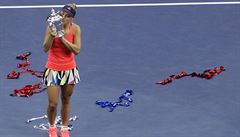Vítzka US Open Angelique Kerberová s trofejí.