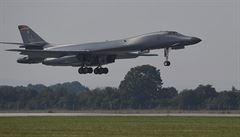 Americký bombardér B-1B Lancer pistál 13. záí na letiti v Monov nedaleko...