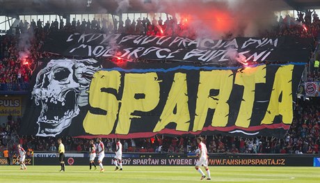 Fanouek Sparty skonil po napadení chuligán Letenských bhem derby v bezvdomí.