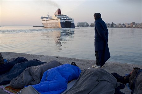 Migranti spí v ecku i na pláích.