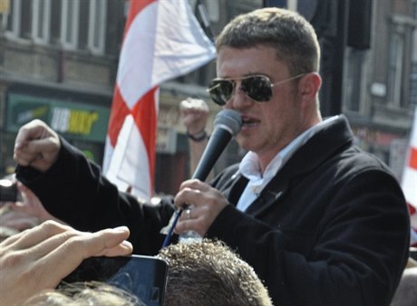 Tiaticetiletý Tommy Robinson má barvitou minulost spojenou s násilím a...