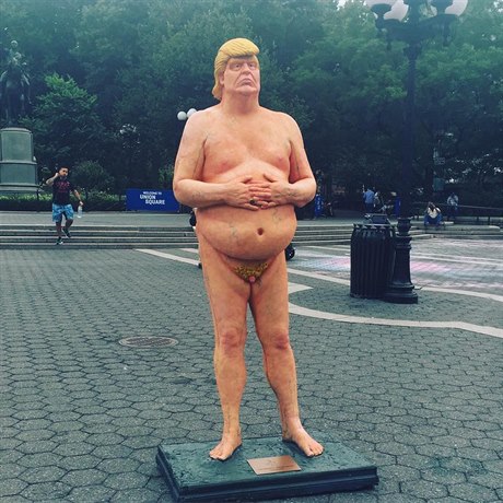 Nahá socha znázorující Donalda Trumpa.