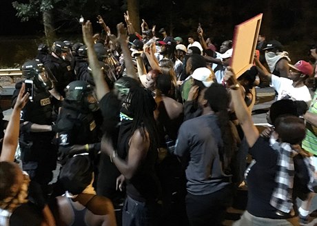 Stet demonstrant s tkoodnci v americkém Charlotte po dalím incidentu, kdy...