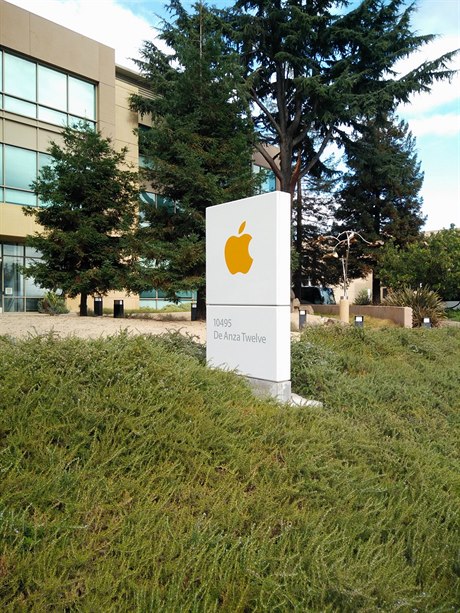 Jedna z vedlejích budov ve kterých sídlí Apple.