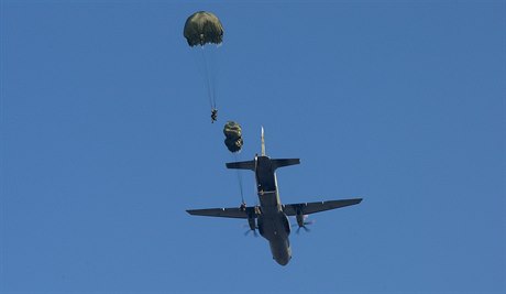 Výsadkái bhem cviení Sky Soldier nacviují dobytí letit v Ralsku.