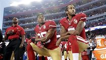 Colin Kaepernick (vpravo) při hymně. | na serveru Lidovky.cz | aktuální zprávy