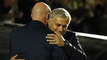 Jos Mourinho a kou Northampton Town Rob Page.