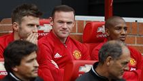 Manchester United vs. Leicester (Rooney jen na stdace, vpravo vedle nj...