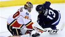 Český brankář Calgary David Rittich (40) zastavuje Brandona Taneva (13). | na serveru Lidovky.cz | aktuální zprávy