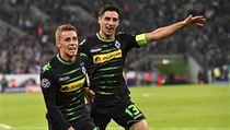 Hráči Mönchengladbachu Thorgan Hazard (vlevo) a Lars Stindl slaví. | na serveru Lidovky.cz | aktuální zprávy