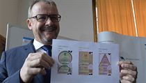 Ministr dopravy Dan Ťok ukazuje nové dálniční kupony. | na serveru Lidovky.cz | aktuální zprávy