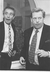 Honza Tříska byl skvělý parťák na Havlově svatbě, říká Fischerová k odchodu herce Jan Tříska, Václav Havel (zleva) po premiéře Havlovy hry v Divadle na Zábradlí. | na serveru Lidovky.cz | aktuální zprávy