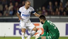 AC Sparta Praha - Inter Milán. Rodrigo Palacio atakuje Koubka.