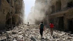 Mui prohledávají trosky bombardovaného Aleppa.