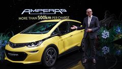 éf Opelu Karl-Thomas Neumann pedstavuje nový Opel Ampera-e na elektinu