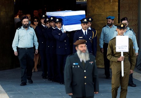 Písluníci stráe Knesetu nesou rakev s izraelskou vlajkou.