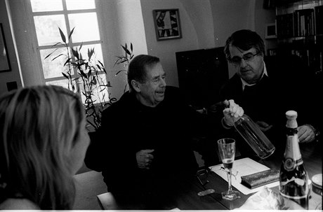 Václav Havel a Jaroslav Bouek  podpis smlouvy a pípitek k Odcházení.